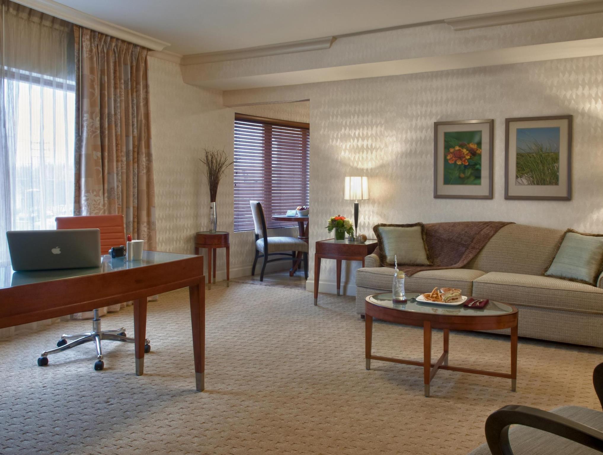 Viana Hotel And Spa, Trademark Collection By Wyndham Westbury Exteriör bild