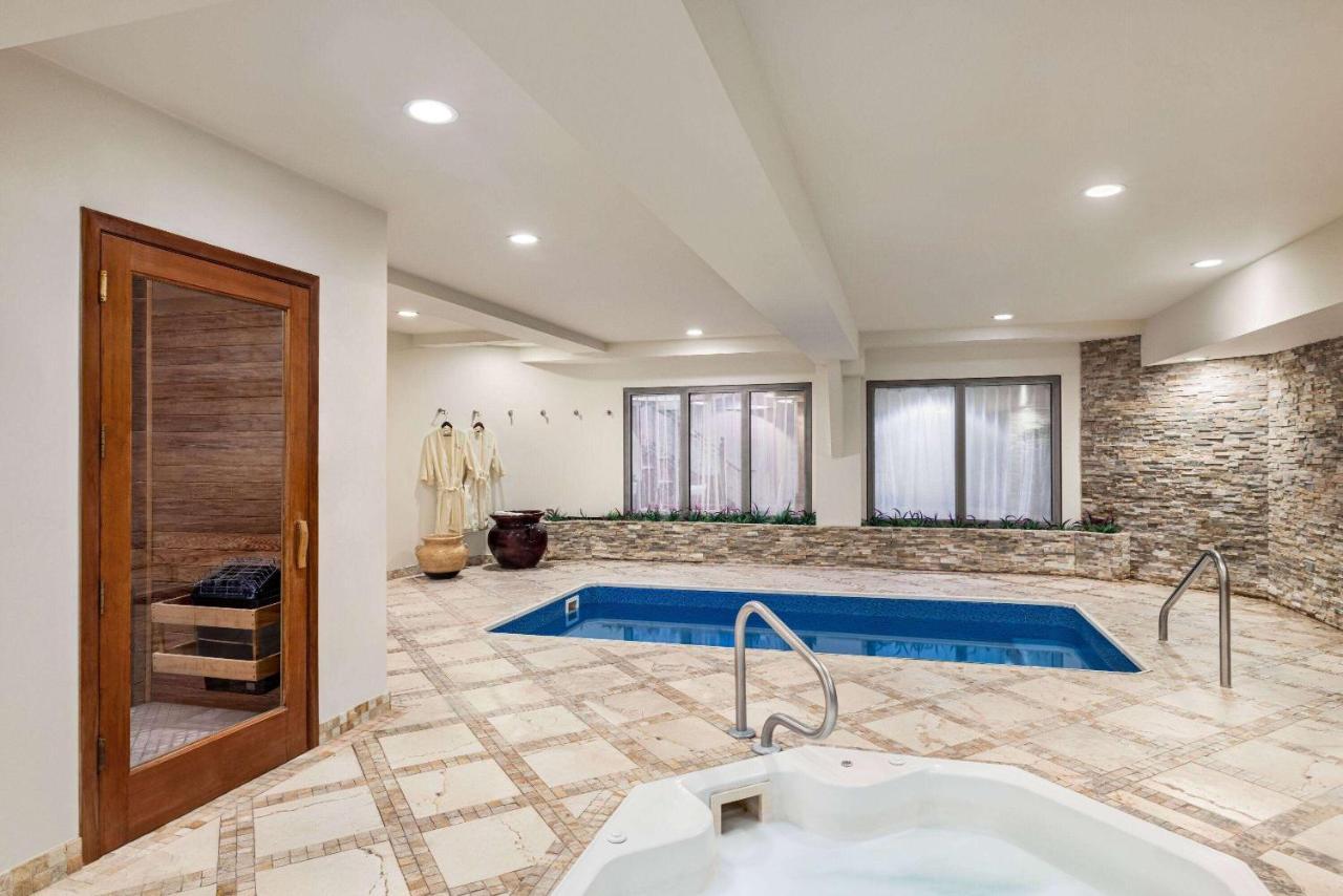 Viana Hotel And Spa, Trademark Collection By Wyndham Westbury Exteriör bild