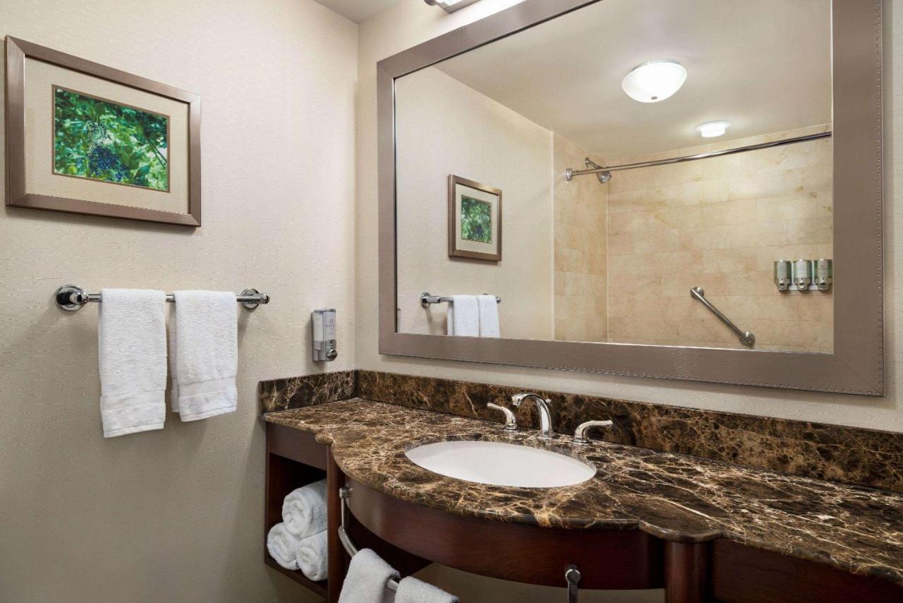 Viana Hotel And Spa, Trademark Collection By Wyndham Westbury Exteriör bild