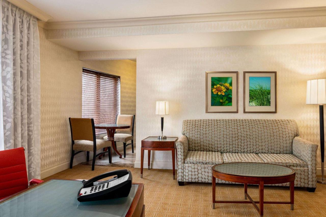 Viana Hotel And Spa, Trademark Collection By Wyndham Westbury Exteriör bild
