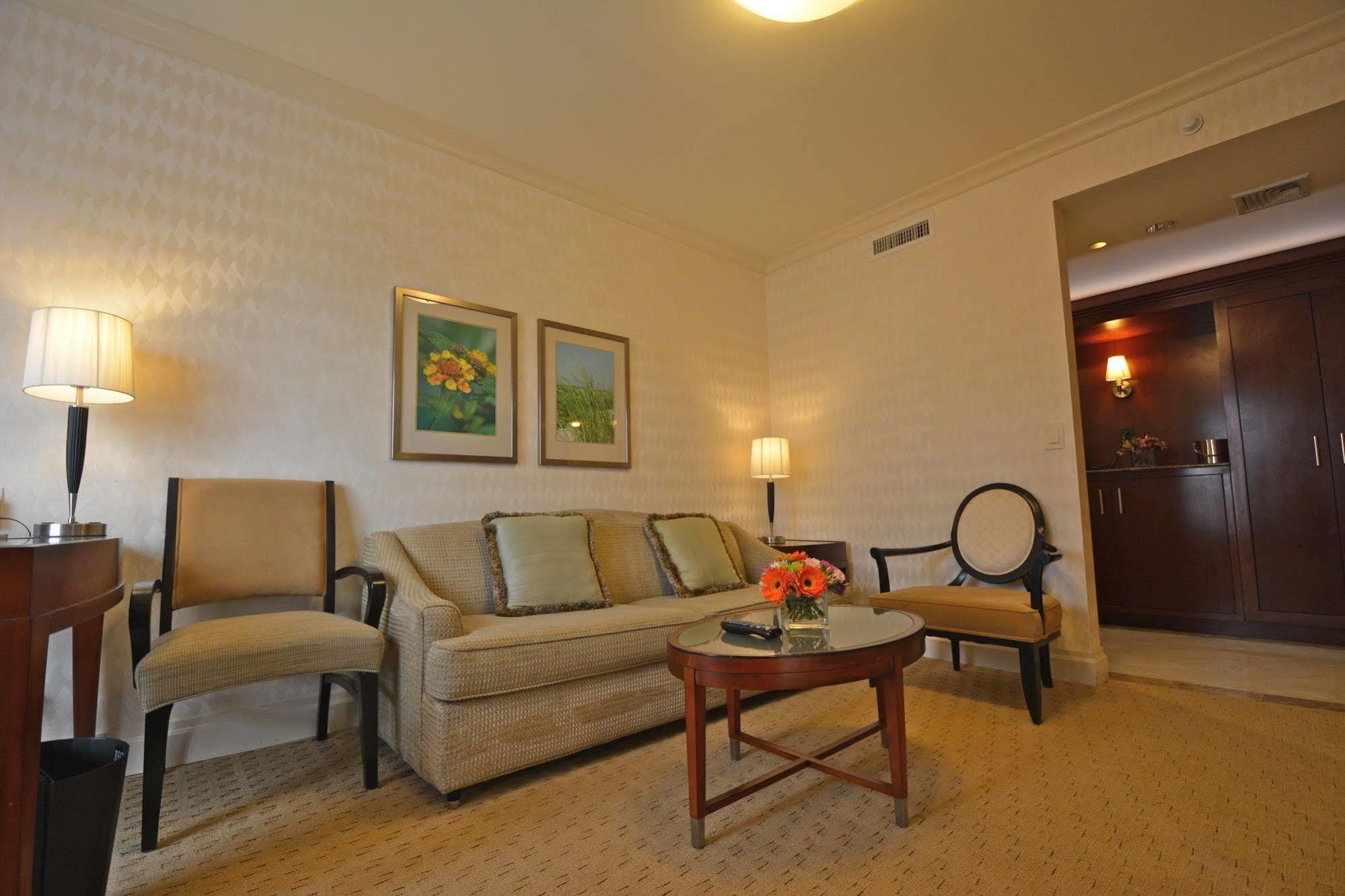 Viana Hotel And Spa, Trademark Collection By Wyndham Westbury Exteriör bild